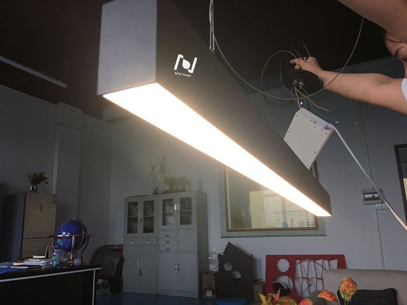 LED-Bürobeleuchtungslösung mit linearer Pendelleuchte LL0155S-2400